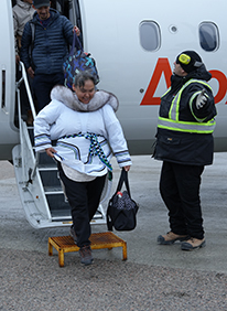 Des passagers débarquant sur le tarmac